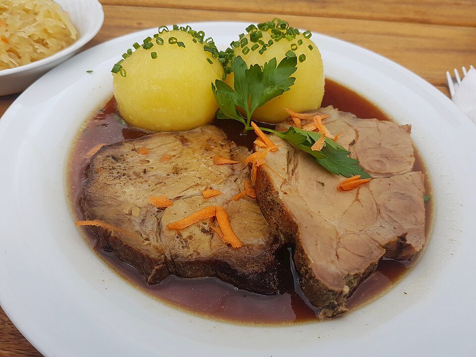 Schweinsfilet mit Erdäpfelpüree & Pilzsoße