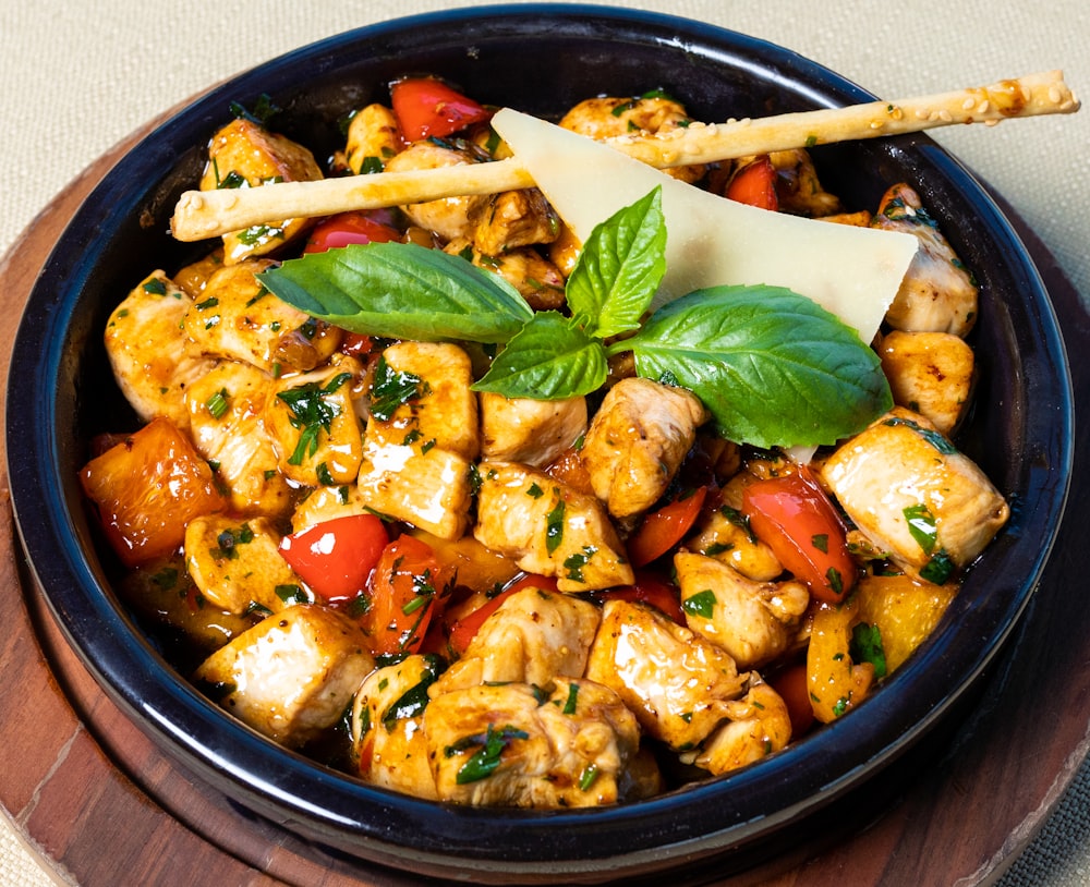Hähnchen-Pfanne mit Ofengemüse & Kräutern